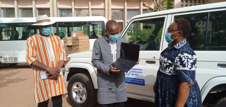 Burkina Faso : Le ministère de l’éducation réceptionne 25 ordinateurs et un véhicule du PAM