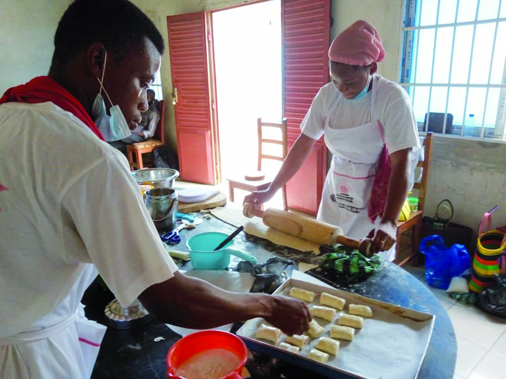 Formation en pâtisserie de «La Fée des Gâteaux» : Les apprenants de la première promotion reçoivent leurs parchemins